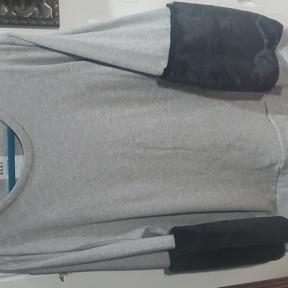 DKNY X LARGE FANCY SWEATSHIRT